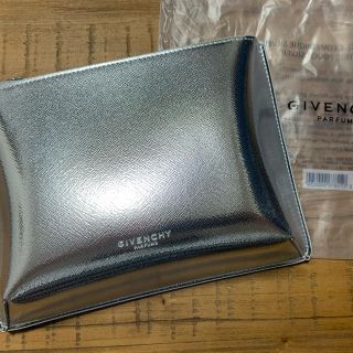 GIVENCHY(ポーチ ・ シルバー/銀色系)のフリマアイテム一覧 GIVENCHY(ポーチ ・ シルバー/銀色系)のフリマアイテム一覧