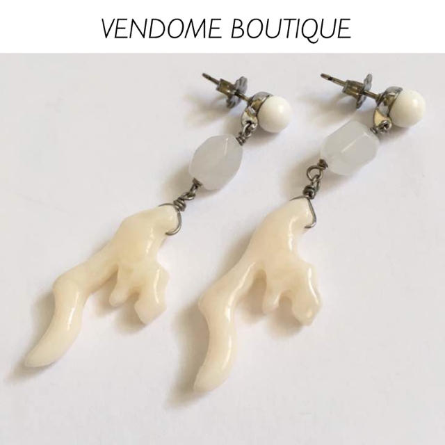 Vendome Aoyama(ヴァンドームアオヤマ)の【未使用品】ヴァンドーム青山 白珊瑚風ピアス レディースのアクセサリー(ピアス)の商品写真