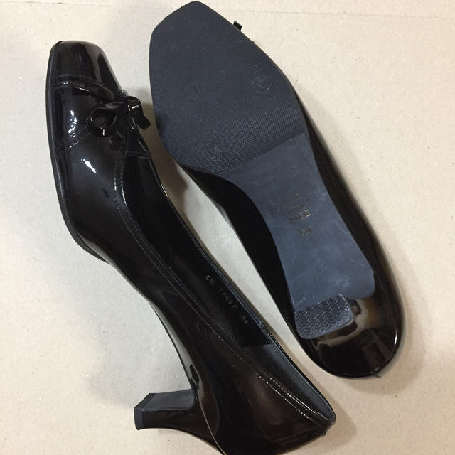 DIANA(ダイアナ)の美品  ダイアナ  エナメルパンプス  24.0  黒 レディースの靴/シューズ(ハイヒール/パンプス)の商品写真