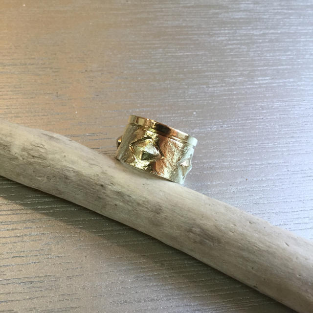 BEAMS BOY(ビームスボーイ)のテクスチャ　リポーズ　brass リング メンズのアクセサリー(リング(指輪))の商品写真