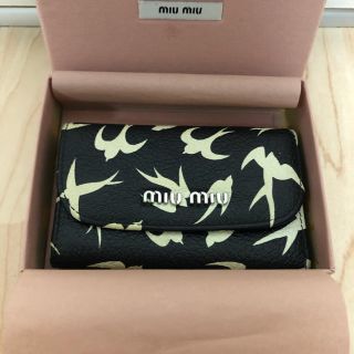 ミュウミュウ(miumiu)のミュウミュウ     大人気ツバメ柄キーケース(キーケース)