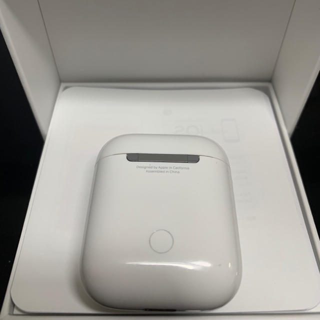 Apple(アップル)のAirPods エアーポッズ　エアポッズ　第二世代　充電ケース　Apple正規品 スマホ/家電/カメラのオーディオ機器(ヘッドフォン/イヤフォン)の商品写真