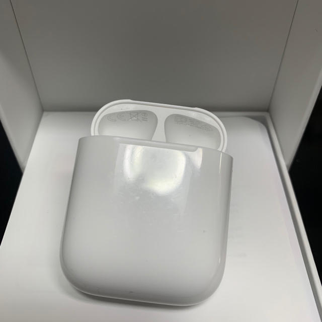 Apple(アップル)のAirPods エアーポッズ　エアポッズ　第二世代　充電ケース　Apple正規品 スマホ/家電/カメラのオーディオ機器(ヘッドフォン/イヤフォン)の商品写真