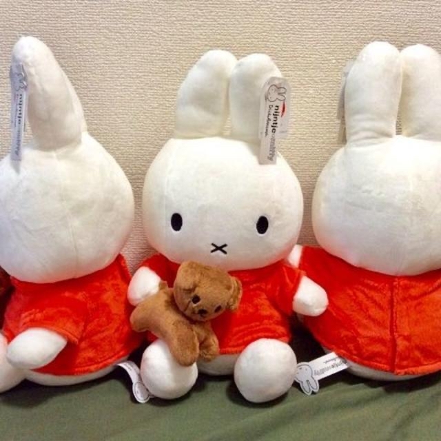 miffy(ミッフィー)の【ミッフィーぬいぐるみ】スナッフィーを抱くオランダ製/ブルーナ犬ボントントイズ エンタメ/ホビーのおもちゃ/ぬいぐるみ(ぬいぐるみ)の商品写真