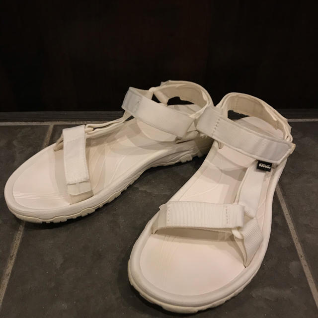 Teva(テバ)のTeva テバ ハリケーン 26センチ ホワイト メンズの靴/シューズ(サンダル)の商品写真