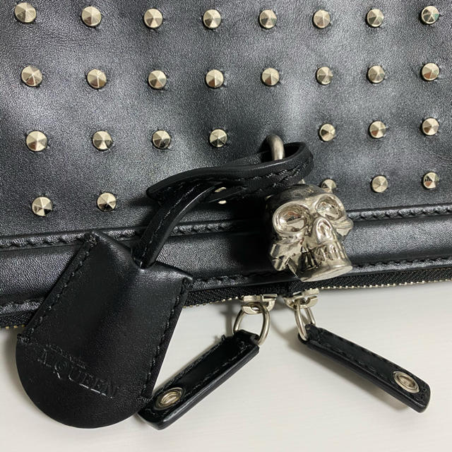 Alexander McQueen(アレキサンダーマックイーン)の【美品】アレキサンダーマックイーン　レザークラッチバッグ　スタッズ　スカル レディースのバッグ(クラッチバッグ)の商品写真