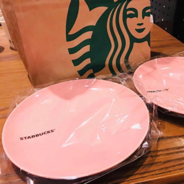 Starbucks Coffee(スターバックスコーヒー)のスターバックス プレート2枚 ピンク 皿 期間限定 非売品 starbucks エンタメ/ホビーのコレクション(ノベルティグッズ)の商品写真