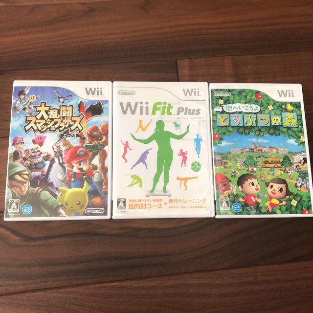 Wii(ウィー)のWii ＋ Wiifit ＋ ソフト３本　すぐ遊べる豪華セット エンタメ/ホビーのゲームソフト/ゲーム機本体(家庭用ゲーム機本体)の商品写真