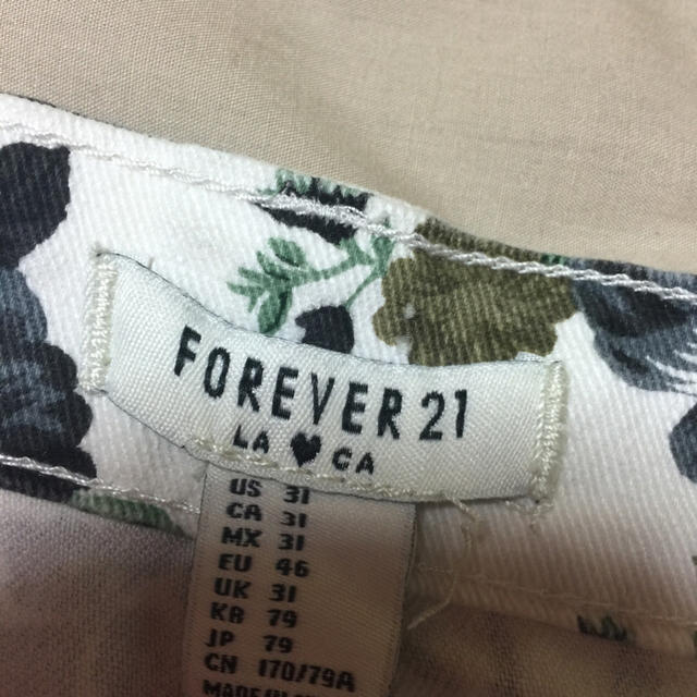 FOREVER 21(フォーエバートゥエンティーワン)のForever21 花柄ショーパン レディースのパンツ(ショートパンツ)の商品写真