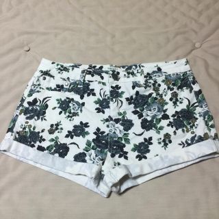 フォーエバートゥエンティーワン(FOREVER 21)のForever21 花柄ショーパン(ショートパンツ)