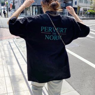 フーズフーギャラリー(WHO'S WHO gallery)のPERVERT NORMビッグシルエットロゴTEE フーズフーギャラリー(Tシャツ(半袖/袖なし))