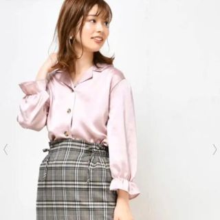 ナチュラルクチュール(natural couture)の【新品未使用】natural couture ブラウス　サテン　ピンク(シャツ/ブラウス(長袖/七分))