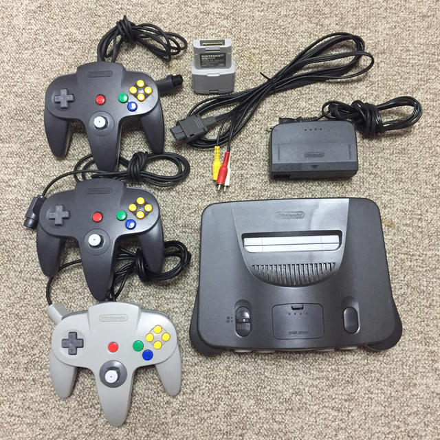 ニンテンドー64本体&コントローラー3つ&付属品&ソフト10本セット エンタメ/ホビーのゲームソフト/ゲーム機本体(家庭用ゲーム機本体)の商品写真