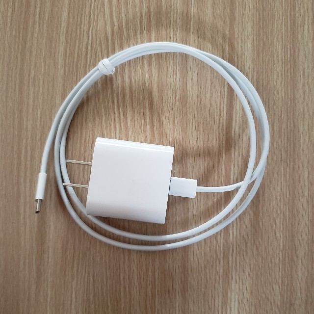 Apple(アップル)の【 Apple A1720 】アップル純正18W USB-C電源アダプタ スマホ/家電/カメラのスマートフォン/携帯電話(バッテリー/充電器)の商品写真