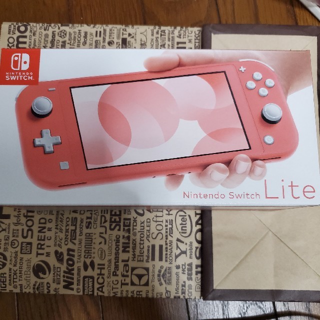 Nintendo Switch(ニンテンドースイッチ)のswitch lite コーラル 即日発送 エンタメ/ホビーのゲームソフト/ゲーム機本体(携帯用ゲーム機本体)の商品写真