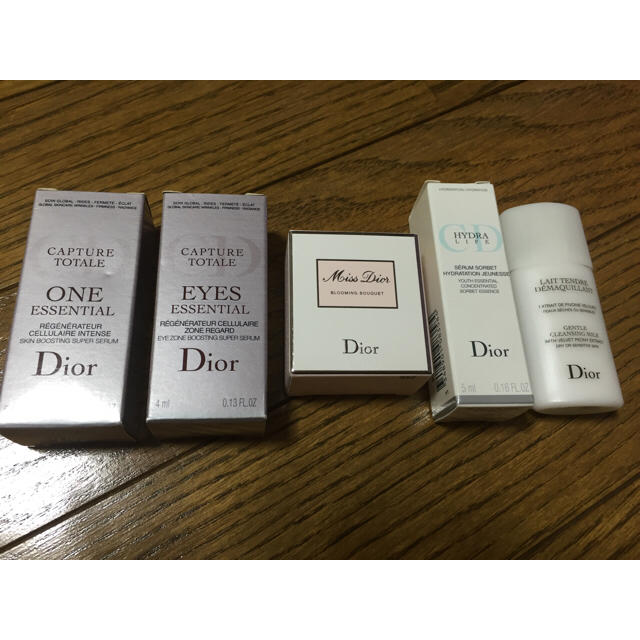 Dior(ディオール)のDIOR☆試供品☆ギフトボックス コスメ/美容のスキンケア/基礎化粧品(その他)の商品写真