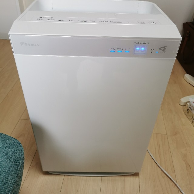 DAIKIN(ダイキン)のダイキン MCK70U-W 加湿空気清浄機 加湿ストリーマ空気清浄機 ホワイト スマホ/家電/カメラの生活家電(空気清浄器)の商品写真