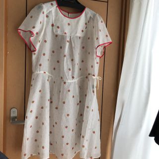 フランシュリッペ(franche lippee)のフランシュリッペブラック　美品♪ＦＬ5 イチゴの真っ白ワンピース(ひざ丈ワンピース)