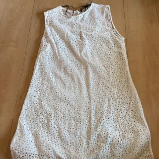 ザラ(ZARA)のZARA woman sサイズ　前面刺繍？　白タンクトップ(タンクトップ)