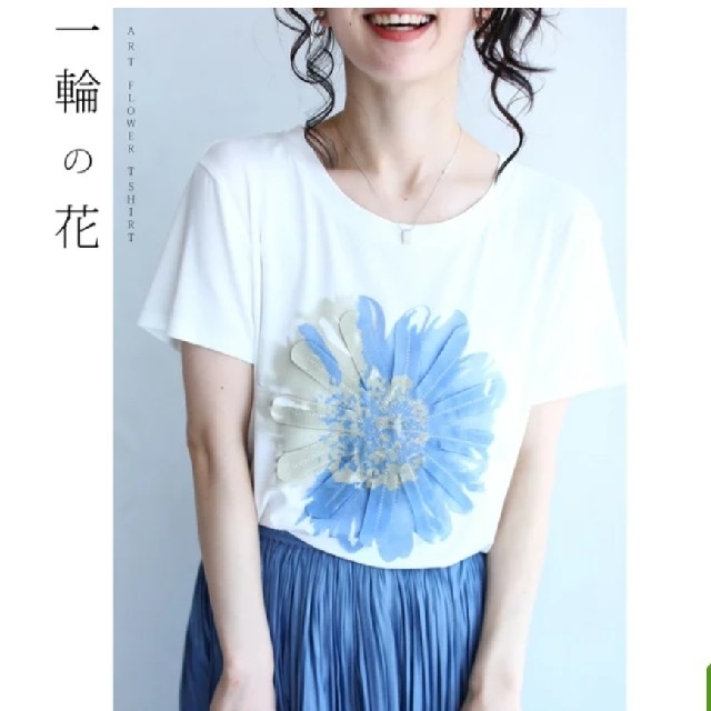 cawaii(カワイイ)の●専用●cawaii 咲き浮かぶ一輪の花　ブルーの立体花Tシャツトップス レディースのトップス(Tシャツ(半袖/袖なし))の商品写真