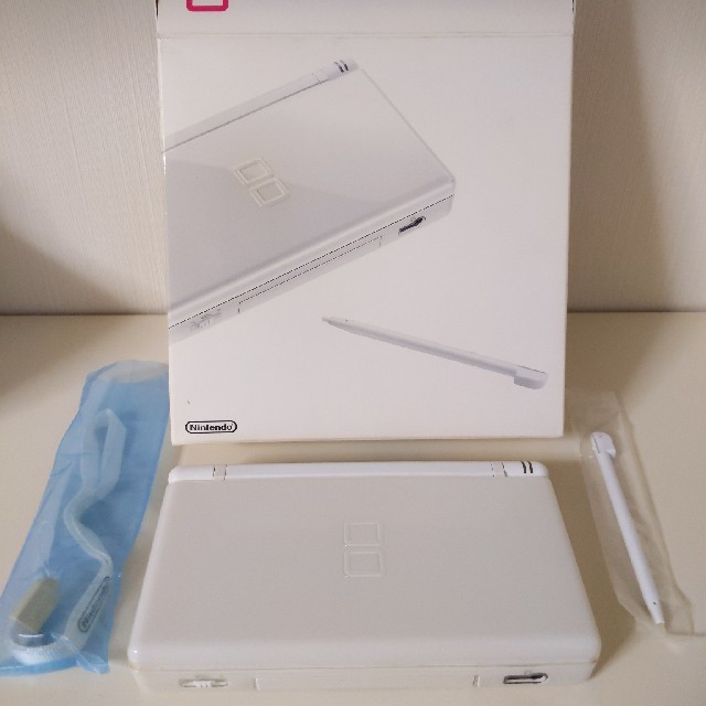 ニンテンドーDS(ニンテンドーDS)のDS Lite クリスタルホワイト 白 本体 箱付き エンタメ/ホビーのゲームソフト/ゲーム機本体(携帯用ゲーム機本体)の商品写真