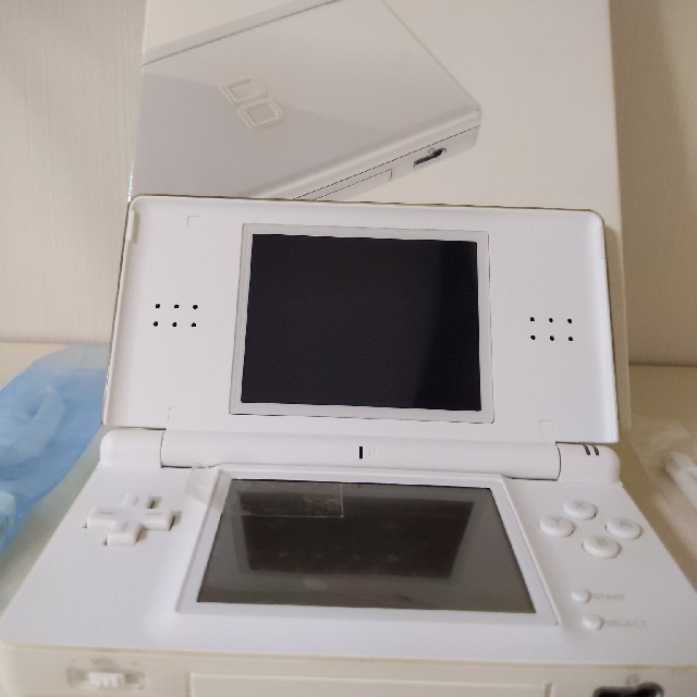 ニンテンドーDS(ニンテンドーDS)のDS Lite クリスタルホワイト 白 本体 箱付き エンタメ/ホビーのゲームソフト/ゲーム機本体(携帯用ゲーム機本体)の商品写真