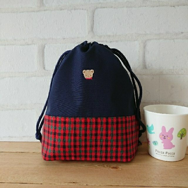 familiar(ファミリア)の【ハンドメイド】顔くまさんワッペン付巾着 赤チェック ハンドメイドのキッズ/ベビー(外出用品)の商品写真