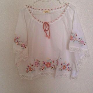 ダブルクローゼット(w closet)のお花刺繍ポンチョ❤︎w closet(シャツ/ブラウス(長袖/七分))