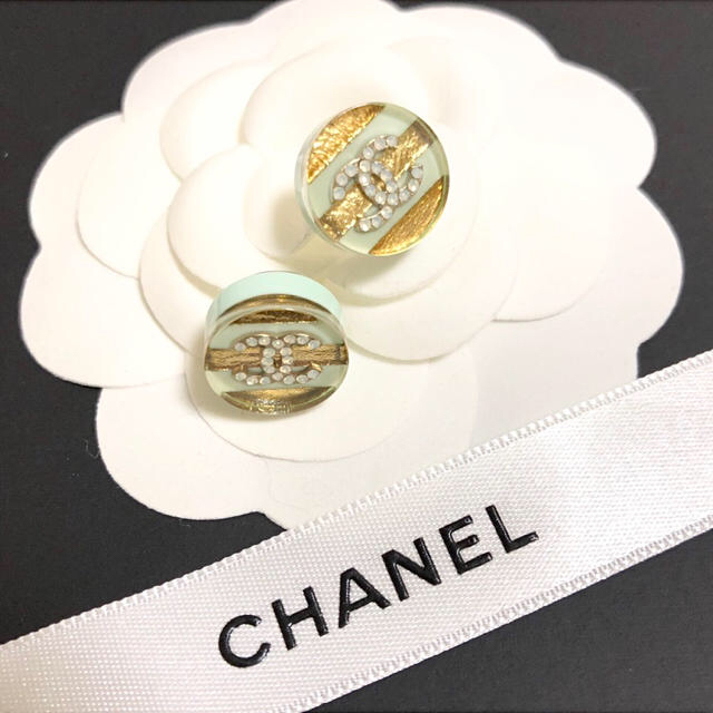 CHANEL(シャネル)の美品 CHANEL 正規品 ボーダー ラインストーン ボタンピアス レディースのアクセサリー(ピアス)の商品写真