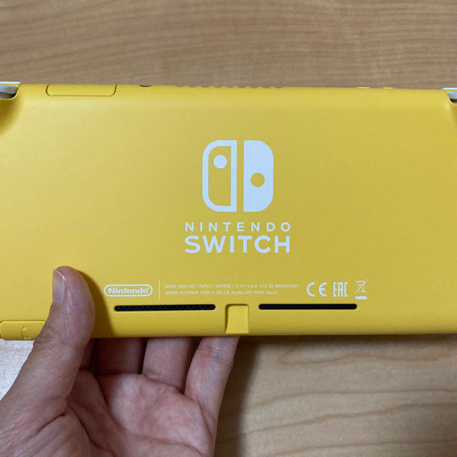 Nintendo Switch(ニンテンドースイッチ)の任天堂　Switch ライト　イエロー　中古美品 エンタメ/ホビーのゲームソフト/ゲーム機本体(家庭用ゲーム機本体)の商品写真