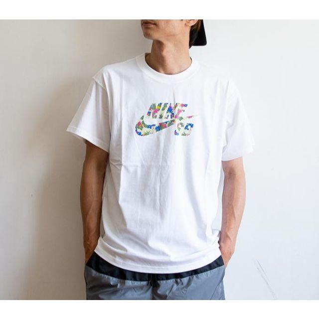 NIKE(ナイキ)の【新品未使用】ナイキSB トロピカルスウッシュ　Tシャツ　L　白 メンズのトップス(Tシャツ/カットソー(半袖/袖なし))の商品写真