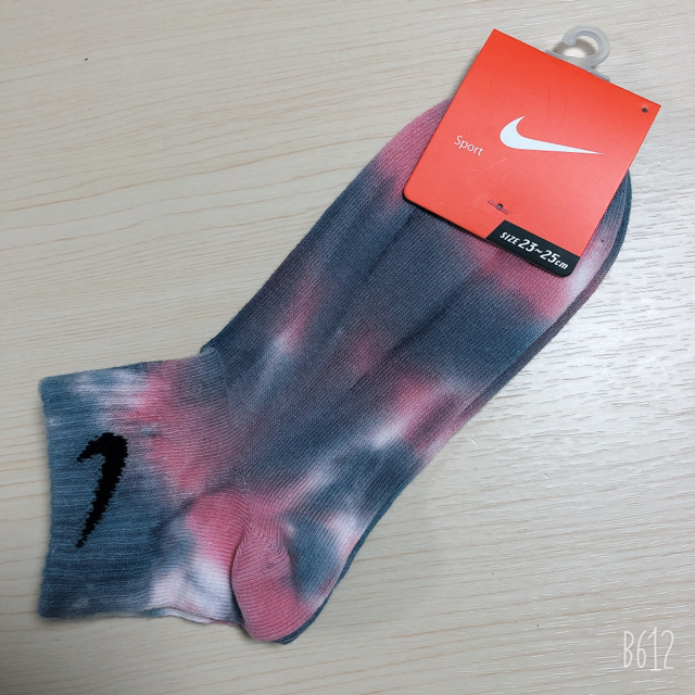 NIKE(ナイキ)のナイキ NIKE タイダイ柄 染め イエロー系 ソックス 靴下 23-25cm レディースのレッグウェア(ソックス)の商品写真