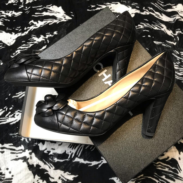 独創的 CHANEL カメリア付きキルティングパンプス CHANEL - ハイヒール