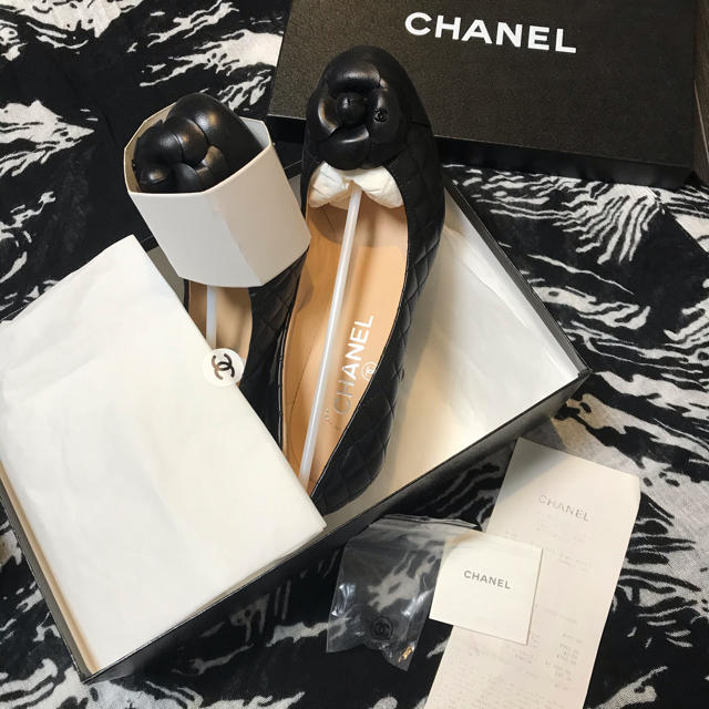 CHANEL(シャネル)のCHANEL カメリア付きキルティングパンプス レディースの靴/シューズ(ハイヒール/パンプス)の商品写真