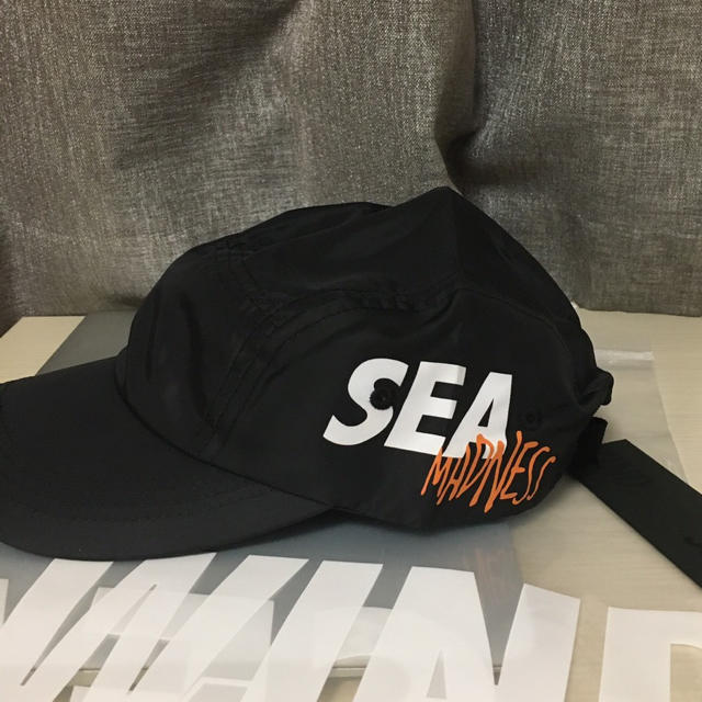 SEA(シー)のwind and sea x madness 黒キャップ メンズの帽子(キャップ)の商品写真