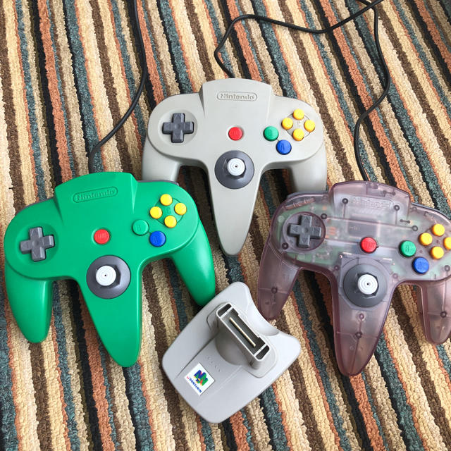 NINTENDO 64(ニンテンドウ64)の美品☆ ニンテンドー64 コントローラー　Nintendo 3つセット エンタメ/ホビーのゲームソフト/ゲーム機本体(家庭用ゲーム機本体)の商品写真