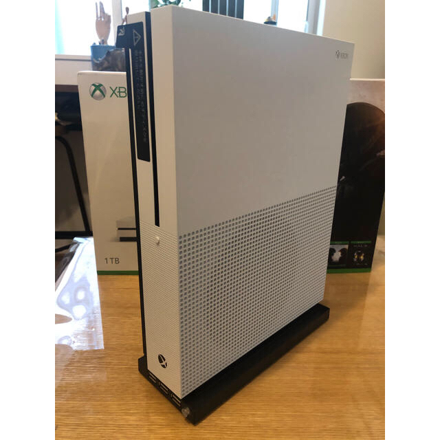 Xbox(エックスボックス)のXbox One S 1TB Halo Collection エンタメ/ホビーのゲームソフト/ゲーム機本体(家庭用ゲーム機本体)の商品写真