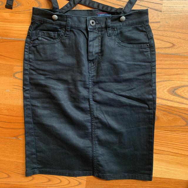 DIESEL(ディーゼル)のDIESEL ディーゼル ジョグサスペンダー付きデニムスカート23 レディースのスカート(ひざ丈スカート)の商品写真