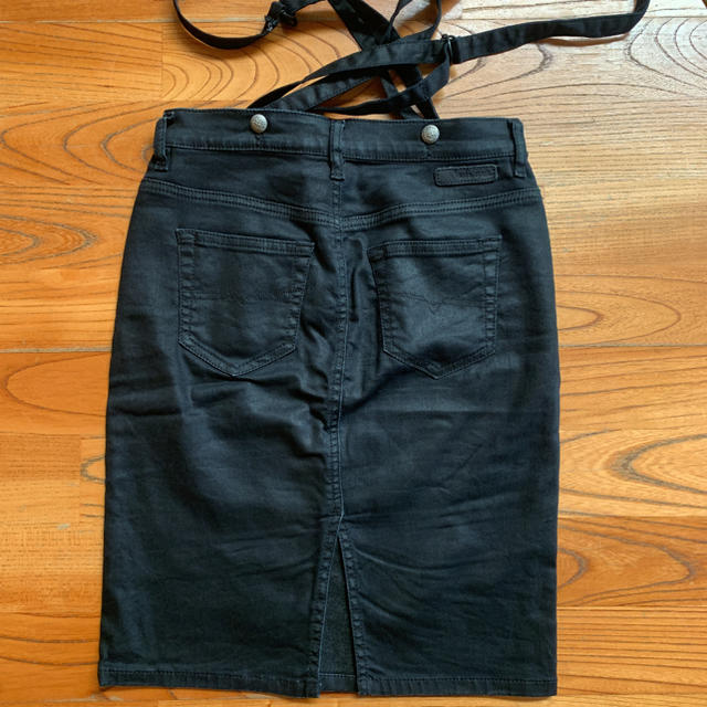 DIESEL(ディーゼル)のDIESEL ディーゼル ジョグサスペンダー付きデニムスカート23 レディースのスカート(ひざ丈スカート)の商品写真