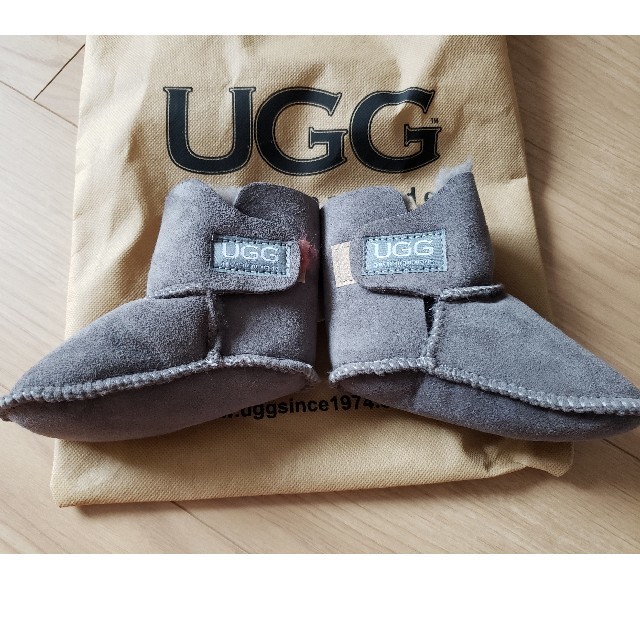 UGG(アグ)のUGG ムートンブーツ　Mサイズ キッズ/ベビー/マタニティのベビー靴/シューズ(~14cm)(ブーツ)の商品写真