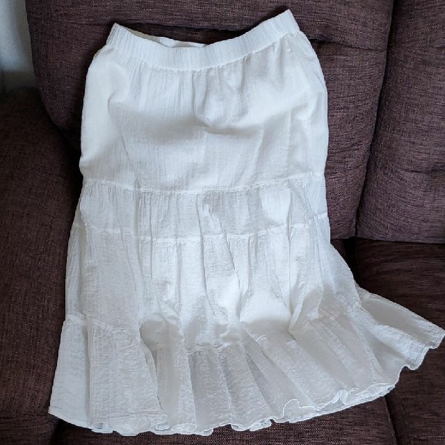 UNIQLO(ユニクロ)のティアードスカート　白 レディースのスカート(ひざ丈スカート)の商品写真