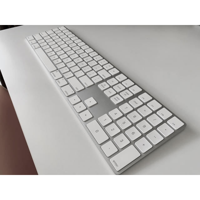 Apple(アップル)のMagic Keyboard（テンキー付き）- 英語（US） - シルバー スマホ/家電/カメラのPC/タブレット(PC周辺機器)の商品写真