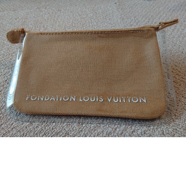 LOUIS VUITTON(ルイヴィトン)のFondation Louis Vuitton Clutch キャメル レディースのファッション小物(ポーチ)の商品写真