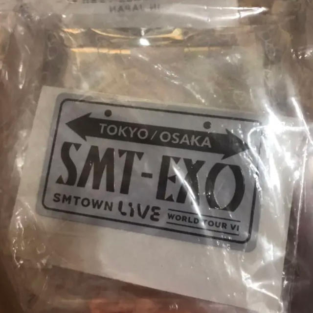 EXO(エクソ)のEXO ナンバープレートバッチ SMTOWN LIVE WORLD TOUR エンタメ/ホビーのCD(K-POP/アジア)の商品写真