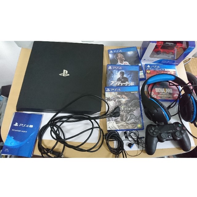 PlayStation4(プレイステーション4)の【なお様専用】プレイステーション4 pro 1TB(CUH-7100B) エンタメ/ホビーのゲームソフト/ゲーム機本体(家庭用ゲーム機本体)の商品写真