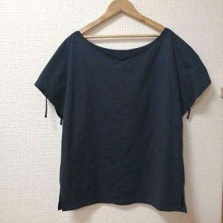 スピックアンドスパン(Spick & Span)の【美品】Spick and Span トップス　ネイビー　リボン　フリーサイズ(Tシャツ(半袖/袖なし))