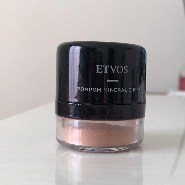 ETVOS(エトヴォス)のエトボス ミネラルポンポンチーク　アプリコットベージュ コスメ/美容のベースメイク/化粧品(チーク)の商品写真