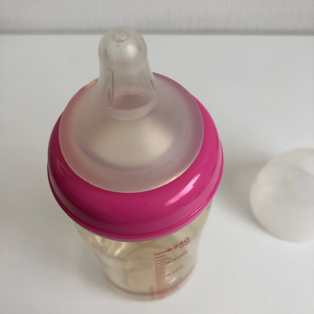 Pigeon(ピジョン)のピジョン 哺乳瓶（ピンク） キッズ/ベビー/マタニティの授乳/お食事用品(哺乳ビン)の商品写真