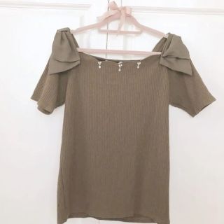 シマムラ(しまむら)の+ﾟ｡* しまむら　ビジュー  リボン　半袖　トップス*｡ﾟ+(カットソー(半袖/袖なし))