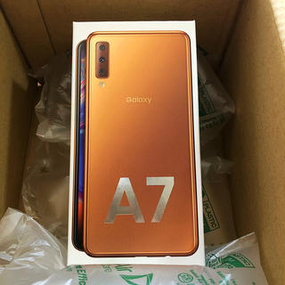 サムスン(SAMSUNG)の【新品未使用】Galaxy A7 本体　ゴールド(スマートフォン本体)